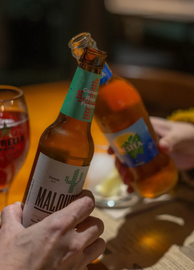 Brindando con cervezas