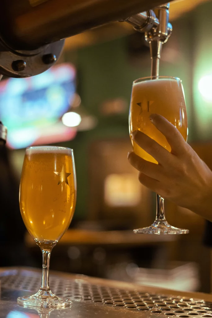 Rellenando copas de cerveza desde el tirador