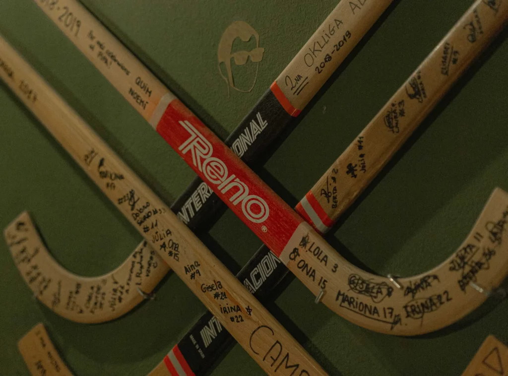 Pared con sticks de hockey