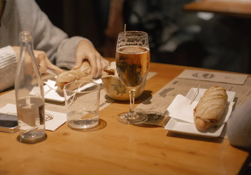 Clientes del Pipa Pub disfrutando de la comida