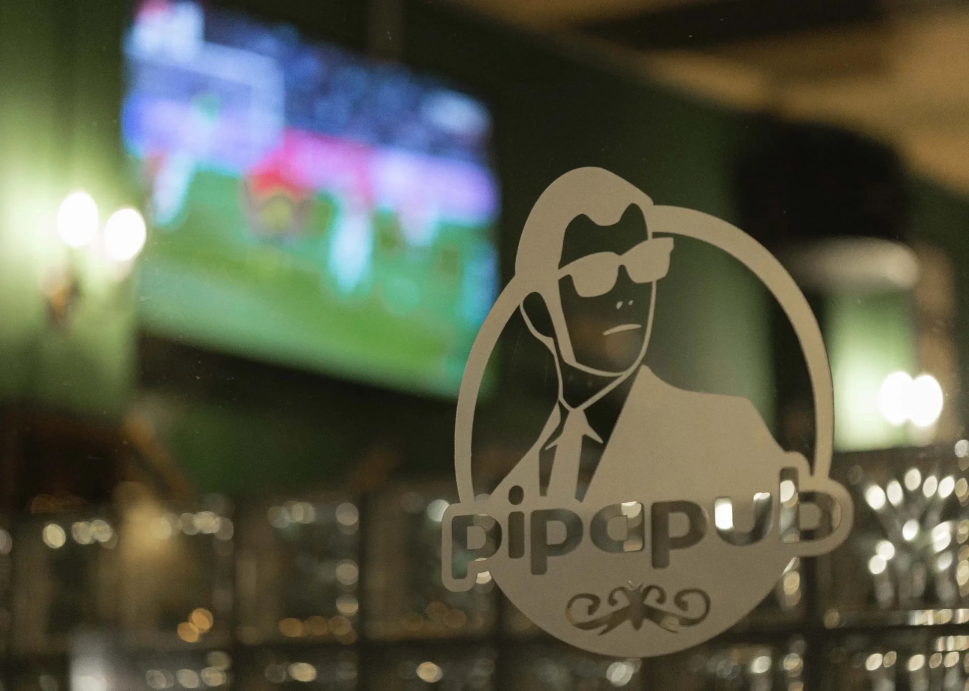 Pipa Pub a través de la ventana